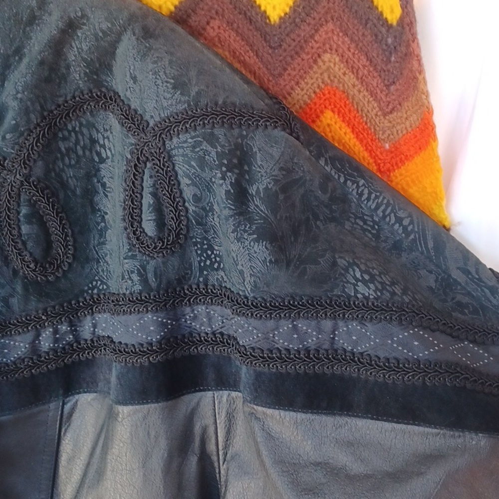 Wilson’s Leather Vintage 80’s Floral Leather Coat, Zipout Liner, 25" PTP, 47" L - Picture 5 of 13